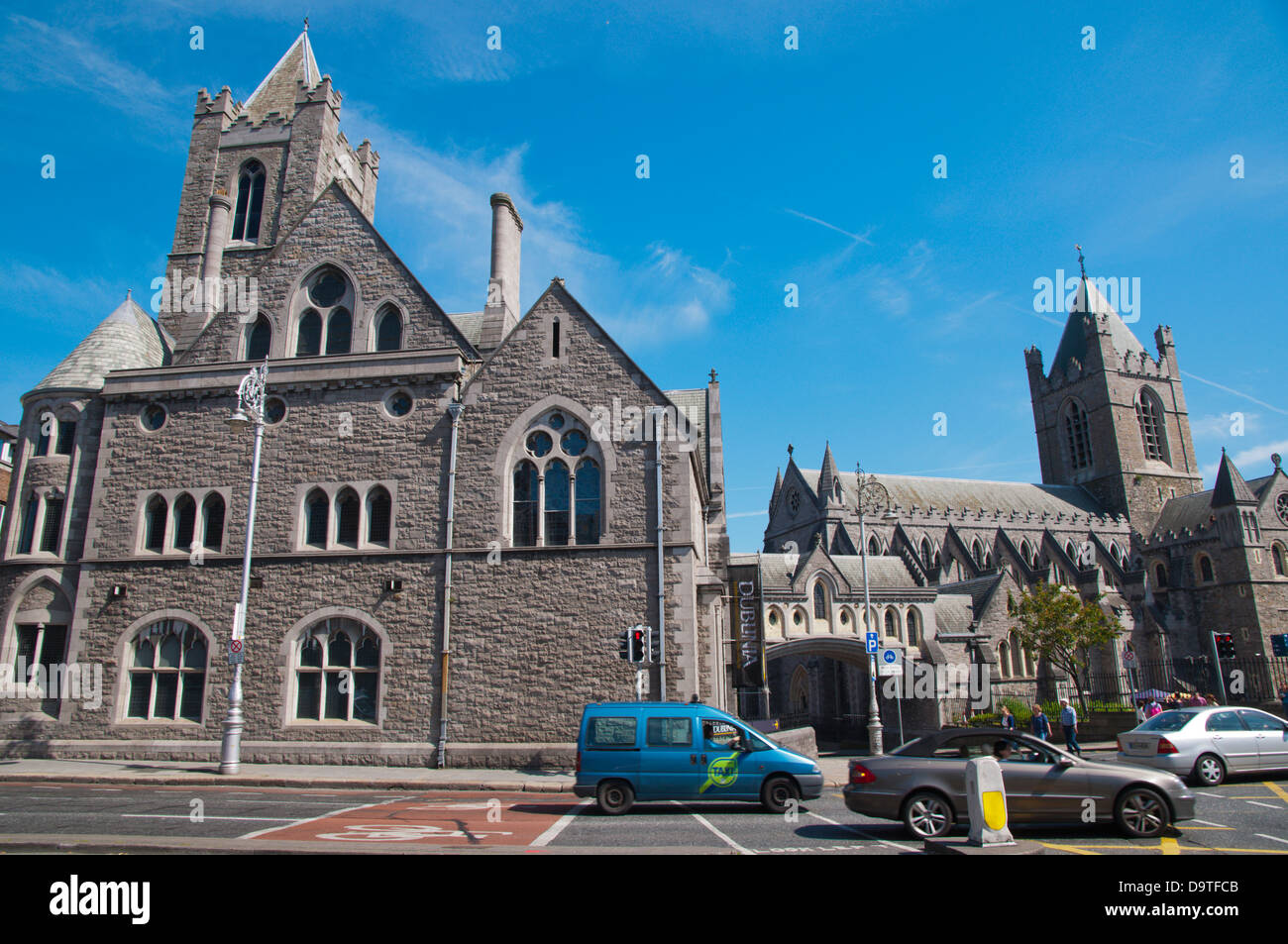 Verkehr auf der High Street vor Dublinia Geschichtsmuseum in Synode Hall von Christ Kirche Kathedrale Dublin Irland Europa leben Stockfoto