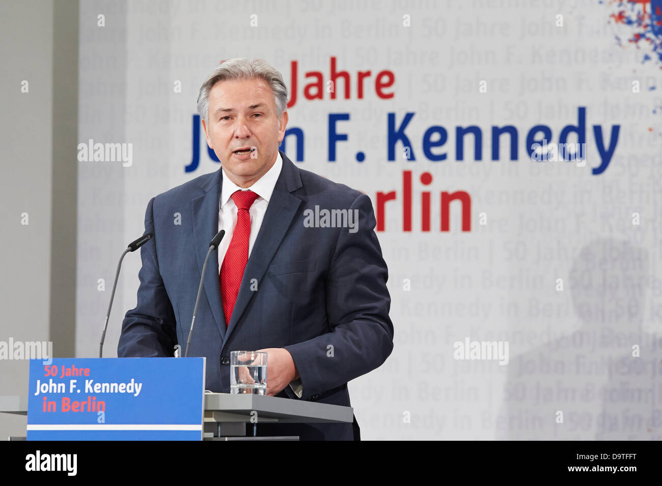 Berlin, Deutschland. 26. Juni 2013. 50. Jahrestag der die Rede von der ehemaligen US-Präsidenten John F. Kennedy vor dem Rathaus Schönberg, das endete mit dem berühmten Satz "Ich bin ein Berliner." sind im Rathaus Schönberg in Berlin gefeiert. / Teilgenommen haben Prof. Egon Bahr, Ehrenbürger von Berlin und ehemaliger Sprecher der EZB Bürgermeister Willy Brandt, Klaus Wowereit (SPD), Regierender Bürgermeister von Berlin, Thomas J. Putnam, Direktor des John F. Kennedy Presidential Library and Museum in Boston und S.E Philip D. Credit: Reynaldo Chaib Paganelli/Alamy Live News Stockfoto