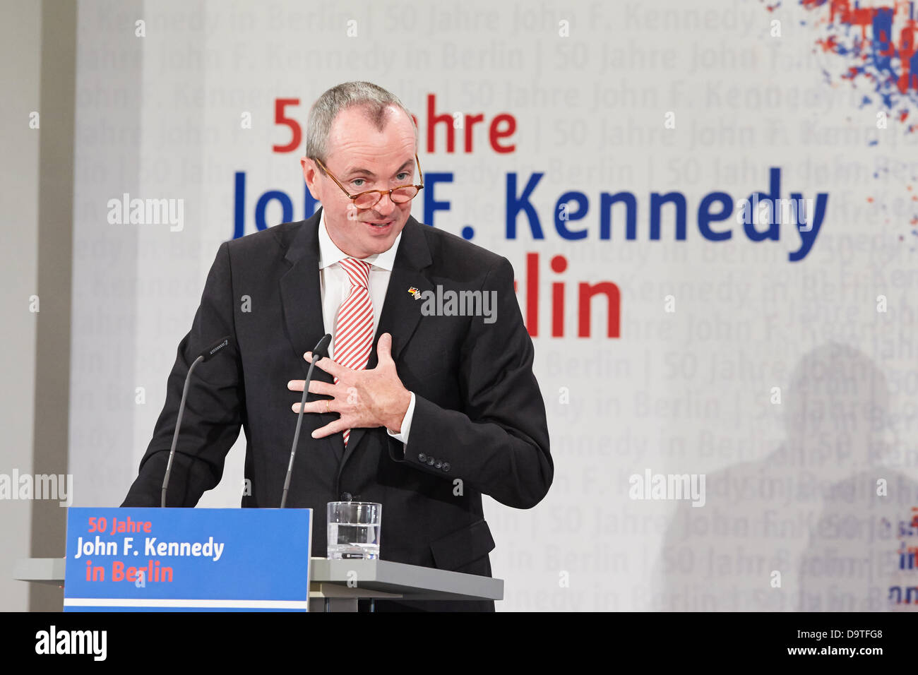 Berlin, Deutschland. 26. Juni 2013. 50. Jahrestag der die Rede von der ehemaligen US-Präsidenten John F. Kennedy vor dem Rathaus Schönberg, das endete mit dem berühmten Satz "Ich bin ein Berliner." sind im Rathaus Schönberg in Berlin gefeiert. / Teilgenommen haben Prof. Egon Bahr, Ehrenbürger von Berlin und ehemaliger Sprecher der EZB Bürgermeister Willy Brandt, Klaus Wowereit (SPD), Regierender Bürgermeister von Berlin, Thomas J. Putnam, Direktor des John F. Kennedy Presidential Library and Museum in Boston und S.E Philip D. Credit: Reynaldo Chaib Paganelli/Alamy Live News Stockfoto