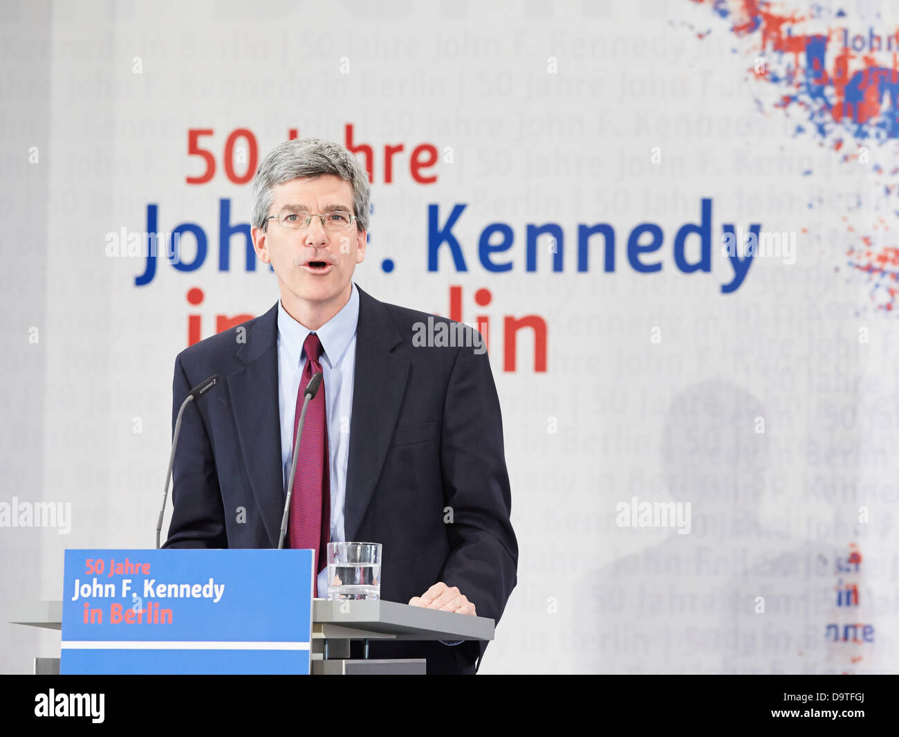 Berlin, Deutschland. 26. Juni 2013. 50. Jahrestag der die Rede von der ehemaligen US-Präsidenten John F. Kennedy vor dem Rathaus Schönberg, das endete mit dem berühmten Satz "Ich bin ein Berliner." sind im Rathaus Schönberg in Berlin gefeiert. / Teilgenommen haben Prof. Egon Bahr, Ehrenbürger von Berlin und ehemaliger Sprecher der EZB Bürgermeister Willy Brandt, Klaus Wowereit (SPD), Regierender Bürgermeister von Berlin, Thomas J. Putnam, Direktor des John F. Kennedy Presidential Library and Museum in Boston und S.E Philip D. Credit: Reynaldo Chaib Paganelli/Alamy Live News Stockfoto