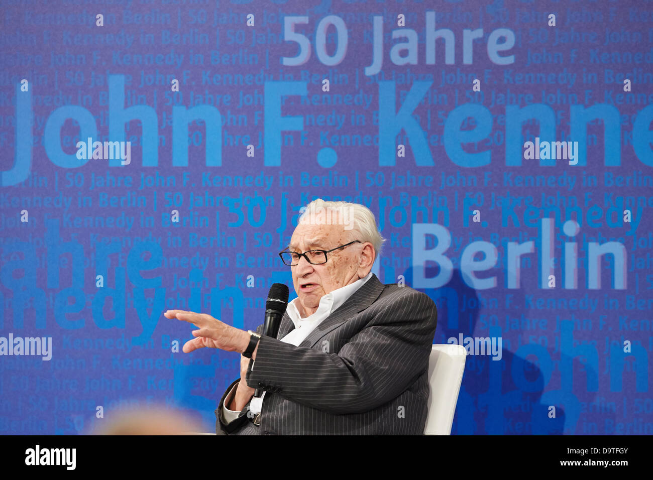 Berlin, Deutschland. 26. Juni 2013. 50. Jahrestag der die Rede von der ehemaligen US-Präsidenten John F. Kennedy vor dem Rathaus Schönberg, das endete mit dem berühmten Satz "Ich bin ein Berliner." sind im Rathaus Schönberg in Berlin gefeiert. / Teilgenommen haben Prof. Egon Bahr, Ehrenbürger von Berlin und ehemaliger Sprecher der EZB Bürgermeister Willy Brandt, Klaus Wowereit (SPD), Regierender Bürgermeister von Berlin, Thomas J. Putnam, Direktor des John F. Kennedy Presidential Library and Museum in Boston und S.E Philip D. Credit: Reynaldo Chaib Paganelli/Alamy Live News Stockfoto