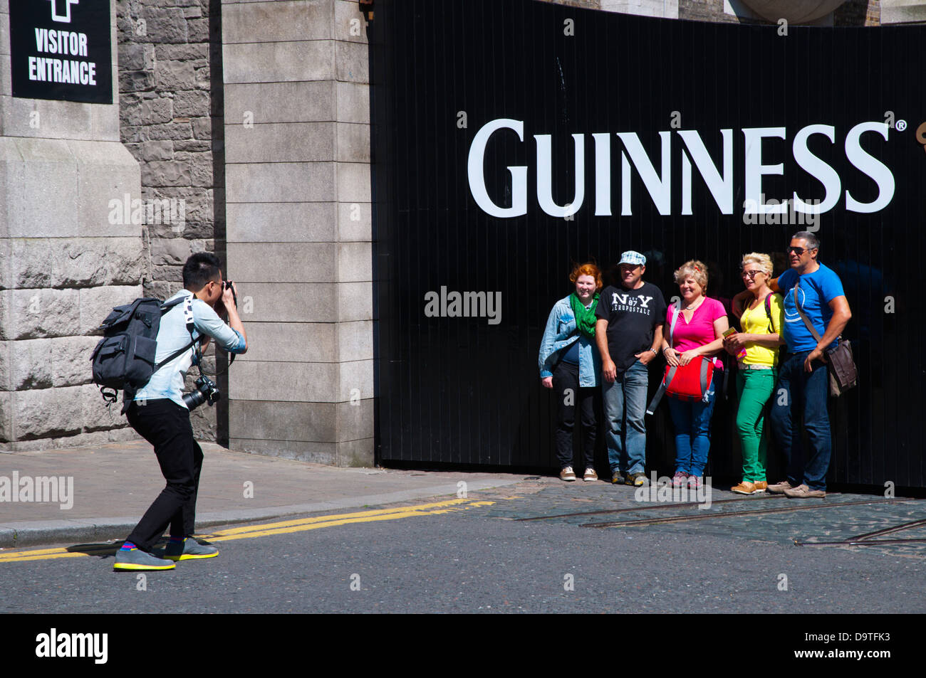 Reisegruppe vor Guinness Storehouse Dublin Irland Europa fotografiert Stockfoto