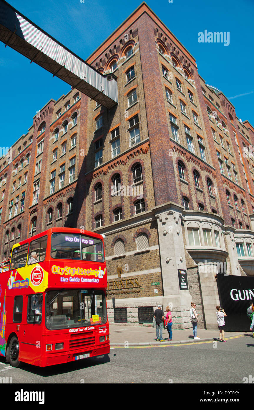 Sightseeing Tourbus außerhalb Guinness Storehouse St. James Gate Brewery Dublin Irland Europa Stockfoto