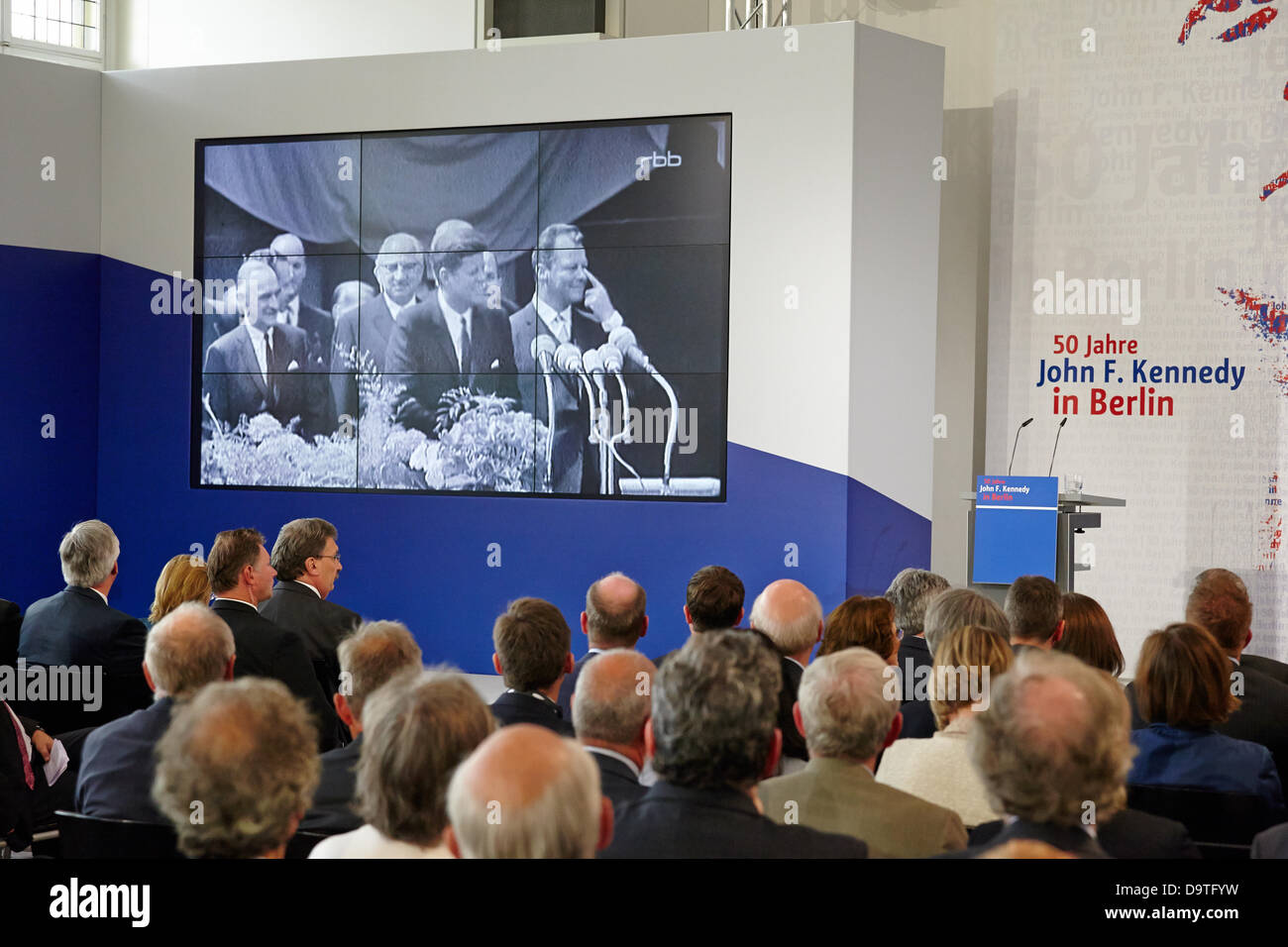 Berlin, Deutschland. 26. Juni 2013. 50. Jahrestag der die Rede von der ehemaligen US-Präsidenten John F. Kennedy vor dem Rathaus Schönberg, das endete mit dem berühmten Satz "Ich bin ein Berliner." sind im Rathaus Schönberg in Berlin gefeiert. / Teilgenommen haben Prof. Egon Bahr, Ehrenbürger von Berlin und ehemaliger Sprecher der EZB Bürgermeister Willy Brandt, Klaus Wowereit (SPD), Regierender Bürgermeister von Berlin, Thomas J. Putnam, Direktor des John F. Kennedy Presidential Library and Museum in Boston und S.E Philip D. Credit: Reynaldo Chaib Paganelli/Alamy Live News Stockfoto