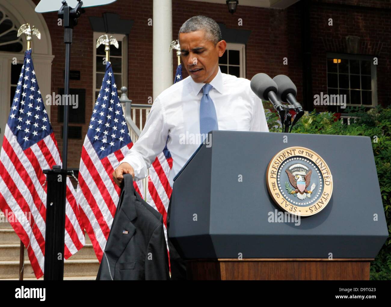 US-Präsident Barack Obama wird seinen Anzug Mantel an einem heißen Tag  bevor er eine Rede auf ein Klimawandel an der Georgetown University,  Washington DC, Dienstag, 25. Juni 2013 entfernt. Bildnachweis: Dennis Brack  /