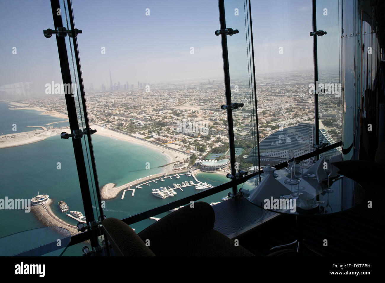 Übersicht der Jumeirah Beach Resort und Yacht Marina aus des Burj al-Arab Hotels Skyview Bar in Dubai, U.A.E. Stockfoto