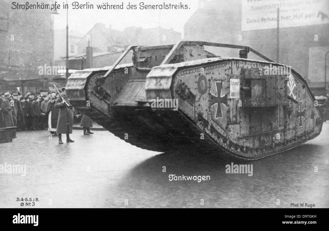 Regierungstruppen greifen die Aufständischen während der Straßenkämpfe im Rahmen des Spartakistenaufstands in Berlin vom 5. Bis 12. Januar 1919 mit einem Panzer an. Fotoarchiv für Zeitgeschichte Stockfoto