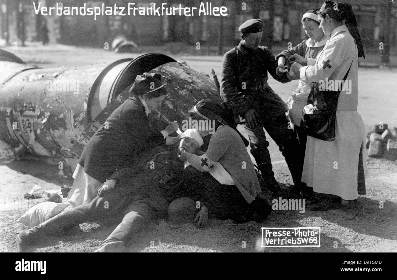 Deutsche Revolution 1918/1919: Krankenschwestern des Deutschen Roten Kreuzes kümmern sich in der Frankfurter Allee in Berlin während der Straßenkämpfe Anfang 1919 um die Verwundeten. Fotoarchiv für Zeitgeschichte Stockfoto