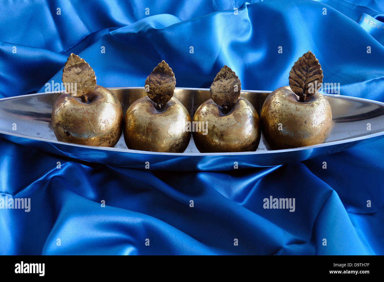 Goldene Äpfel auf blauem Hintergrund. Weihnachten Symbol Vintage Deko-Objekte. Stockfoto
