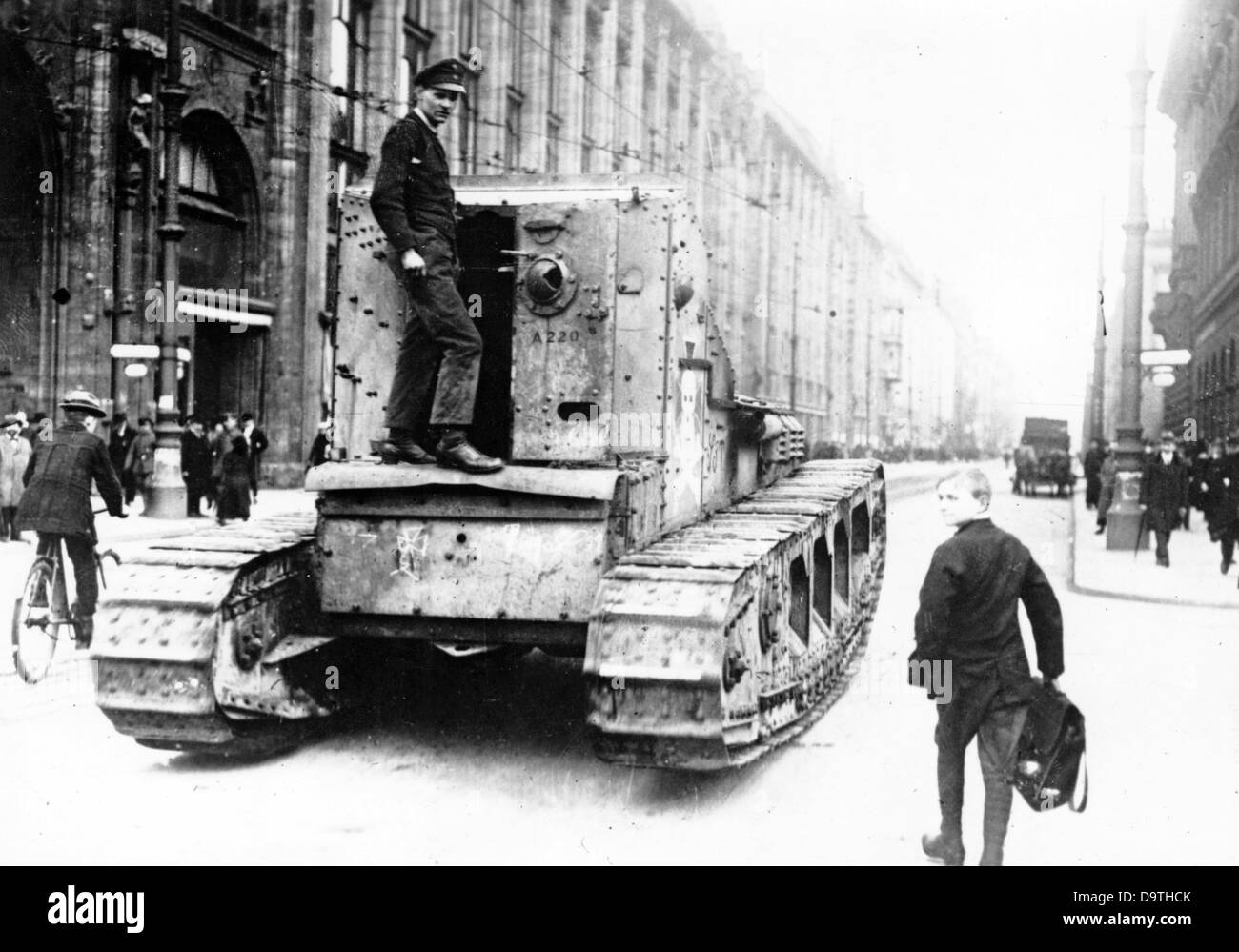 Deutsche Revolution 1918/1919: Panzer werden in der Leipziger Straße in Berlin während der Straßenkämpfe Anfang 1919 abgebildet. Fotoarchiv für Zeitgeschichte Stockfoto