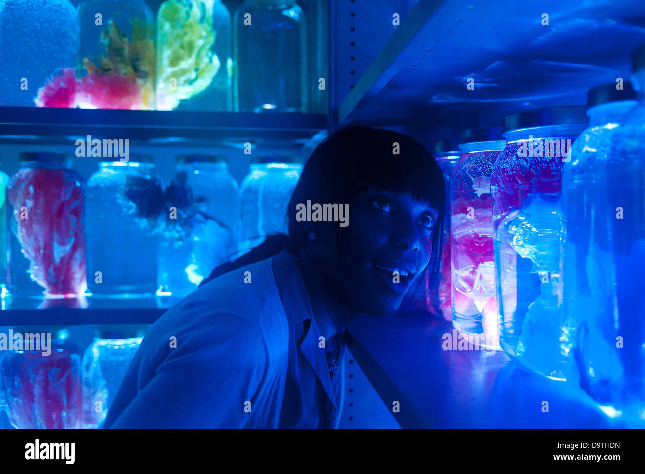 London, UK - 26. Juni 2013: Theatre-Rites - "Bank drauf" ist eine interaktive Show für Kinder promenade, wo ist das Publikum eingeladen, eine Bank-Geheimnisse zu entdecken. Geleitet von Schauspieler, Puppenspieler und einige unerwarteten Zeichen, begegnen sie einem unwiderstehlichen Realm von Märchen und Folklore inspiriert. Aber einmal im Inneren werden sie bald feststellen, dass etwas nicht in Ordnung in diesem Königreich des Geldes ist.  Zu den Darstellern gehören: Matthew Blake, Marsha Henry, Mohsen Nouri, Simon Palmer, Danny Schlesinger und Carol Walton. Bildnachweis: Piero Cruciatti/Alamy Live-Nachrichten Stockfoto