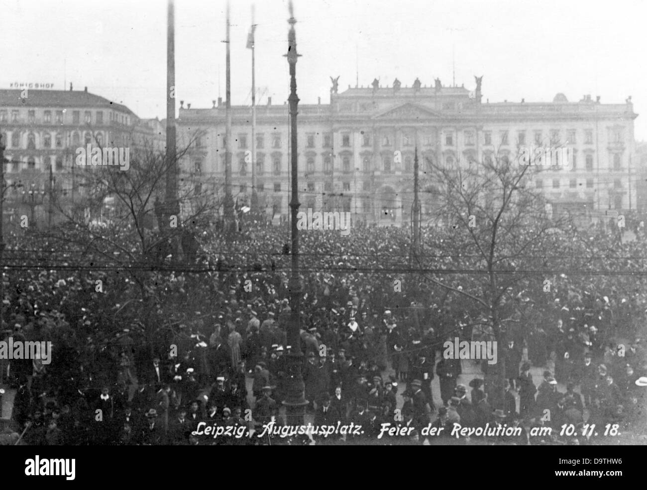 Novemberrevolution 1918/1919: Menschenmenge am 10.11.1918 auf dem Augustusplatz in Leipzig. Im Hintergrund das Hauptpostamt und das Hotel Königshof (l). Fotoarchiv für Zeitgeschichte / Archiv - GESPERRT FÜR BILDFUNK - Stockfoto