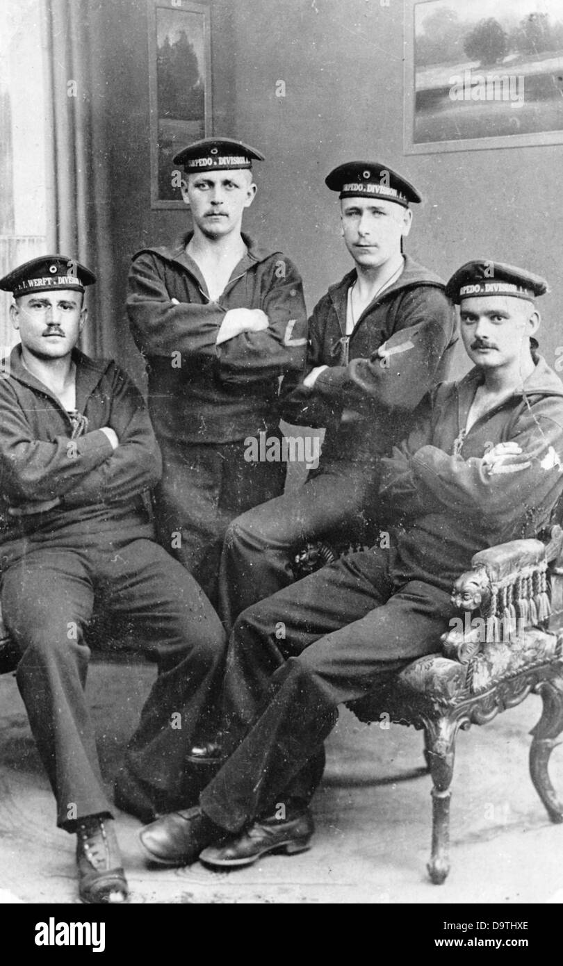Karl Artelt (l), Verwaltungsangestellter in der 1. Werft-Division in Kiel-Wik, wird im September 1914 mit Kameraden der 1. Torpedo-Division fotografiert. Er und Lothar Popp wurden im November 1918 Anführer der Meuterei der Matrosen in Kiel. Fotoarchiv für Zeitgeschichte Stockfoto