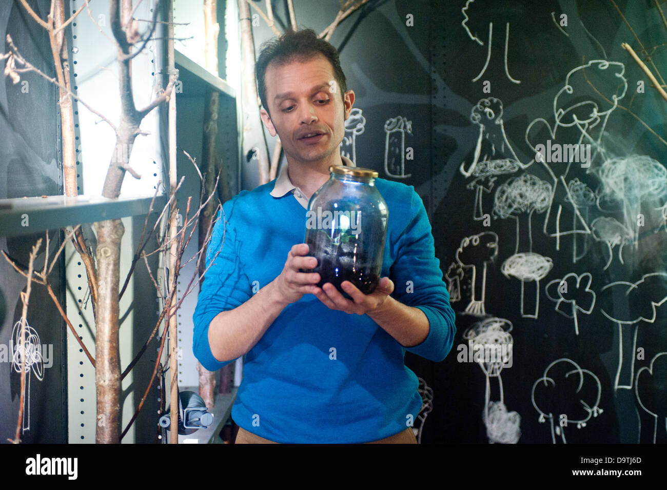 London, UK - 26. Juni 2013: Theatre-Rites - "Bank drauf" ist eine interaktive Show für Kinder promenade, wo ist das Publikum eingeladen, eine Bank-Geheimnisse zu entdecken. Geleitet von Schauspieler, Puppenspieler und einige unerwarteten Zeichen, begegnen sie einem unwiderstehlichen Realm von Märchen und Folklore inspiriert. Aber einmal im Inneren werden sie bald feststellen, dass etwas nicht in Ordnung in diesem Königreich des Geldes ist.  Zu den Darstellern gehören: Matthew Blake, Marsha Henry, Mohsen Nouri, Simon Palmer, Danny Schlesinger und Carol Walton. Bildnachweis: Piero Cruciatti/Alamy Live-Nachrichten Stockfoto