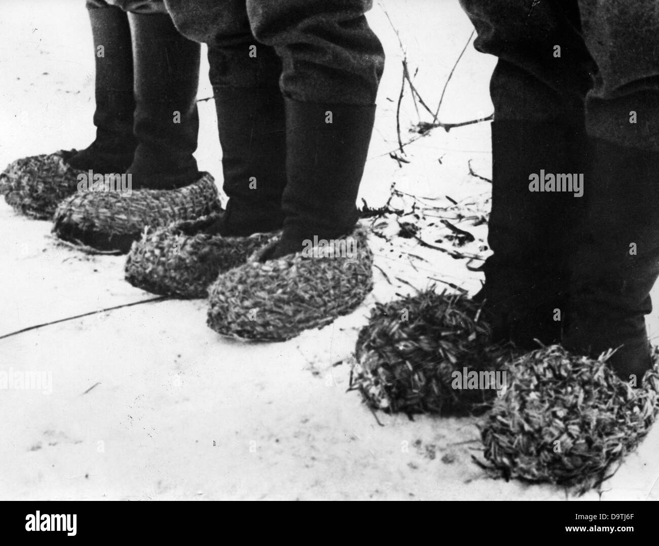 Propagandatext des nationalsozialistischen Berichts auf der Rückseite des Bildes: "Von der Ostfront. Fast Sieben-Liga-Stiefel, aber sie halten warm und sind sehr billig." Motiv von der Ostfront am 23. Januar 1942. Der Angriff der deutschen Wehrmacht auf die Sowjetunion am 22. Juni 1941 wurde unter dem Decknamen "Operation Barbarossa" geführt. Fotoarchiv für Zeitgeschichte Stockfoto