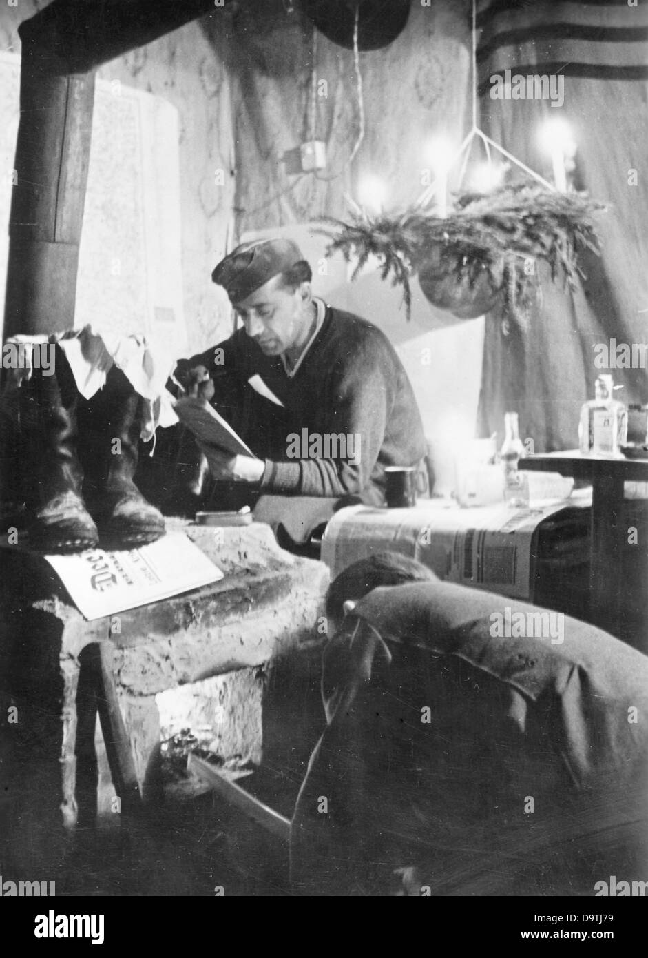 Der NS-Propaganda! auf der Rückseite des Bildes liest: "Advent in den Fernen Osten. Soldaten haben einen kleinen Bauernhof in ihrem Viertel verwandelt. Sie richten Sie das kleine aber schön warm Wohnfläche so gemütlich wie möglich. Zum ersten Mal dieses kleine Haus erfährt der vorweihnachtlichen Adventskranz, weil auch hier weit weg von Zuhause, Weihnachten gefeiert wird. " Bild von der Ostfront vom 17. Dezember 1941. Der Angriff auf Russland durch das Deutsche Reich wurde im Juli 1940 vereinbart und seit Dezember 1940 als "Operation Barbarossa" vorbereitet. Am 22. Juni 1941, die Invasion der Sowjetunion von den deutschen Stockfoto