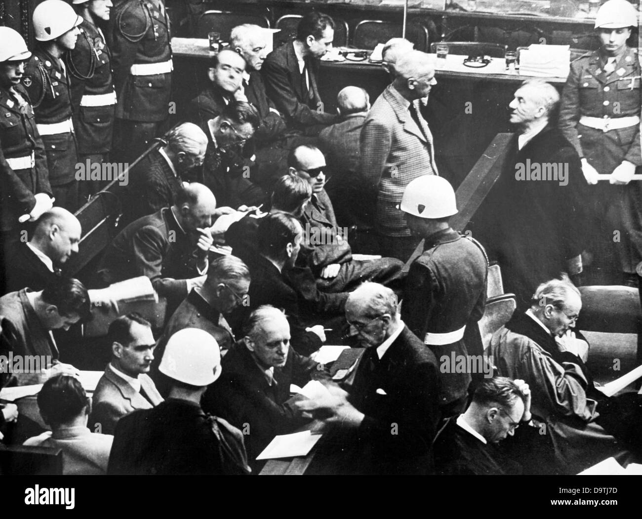 Militärpolizei sind um die Bank die ersten Angeklagten im Nürnberger Prozess im Kontext des Internationalen Militärgerichtshofs gegen die großen Kriegsverbrecher des zweiten Weltkriegs in Nürnberg, 1946 abgebildet. Foto: Jewgeni Chaldei Stockfoto