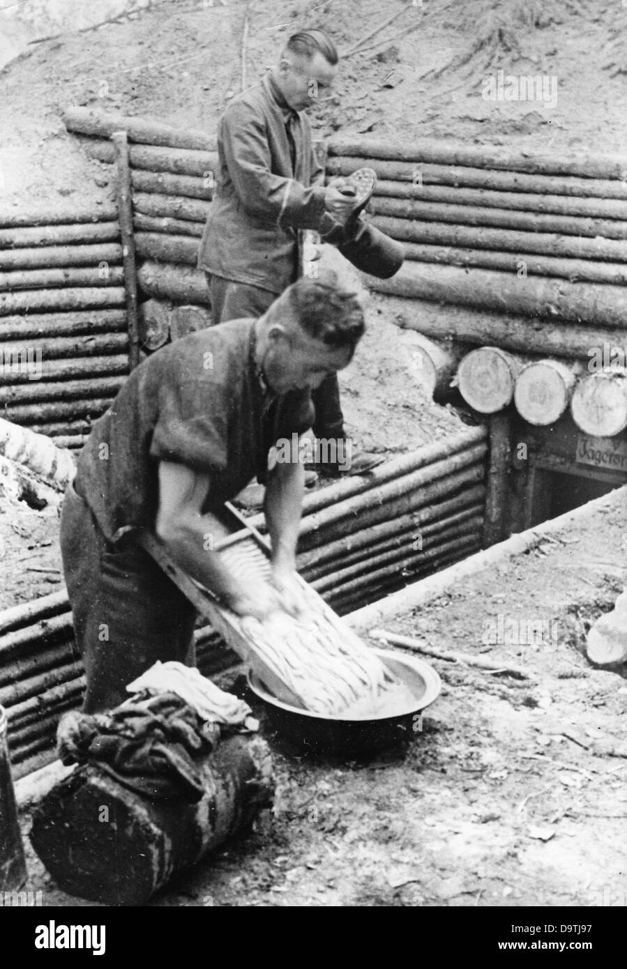 Die Nazi-Propaganda! Auf der Rückseite des Bildes steht: "An der Ostfront. Es ist der Ruhetag, der zum Reinigen verwendet werden kann. Die Wäsche war schon lange fällig, und auch der ständig gequälte Würfelbecher freut sich über die Reinigung.“ Bild von der Ostfront, 12. Oktober 1942. Der Angriff des Deutschen Reiches auf die Sowjetunion wurde im Juli 1940 beschlossen und seit Dezember 1940 als "Operation Barbarossa" vorbereitet. Am 22. Juni 1941 begann die Invasion der deutschen Wehrmacht. Fotoarchiv für Zeitgeschichte Stockfoto