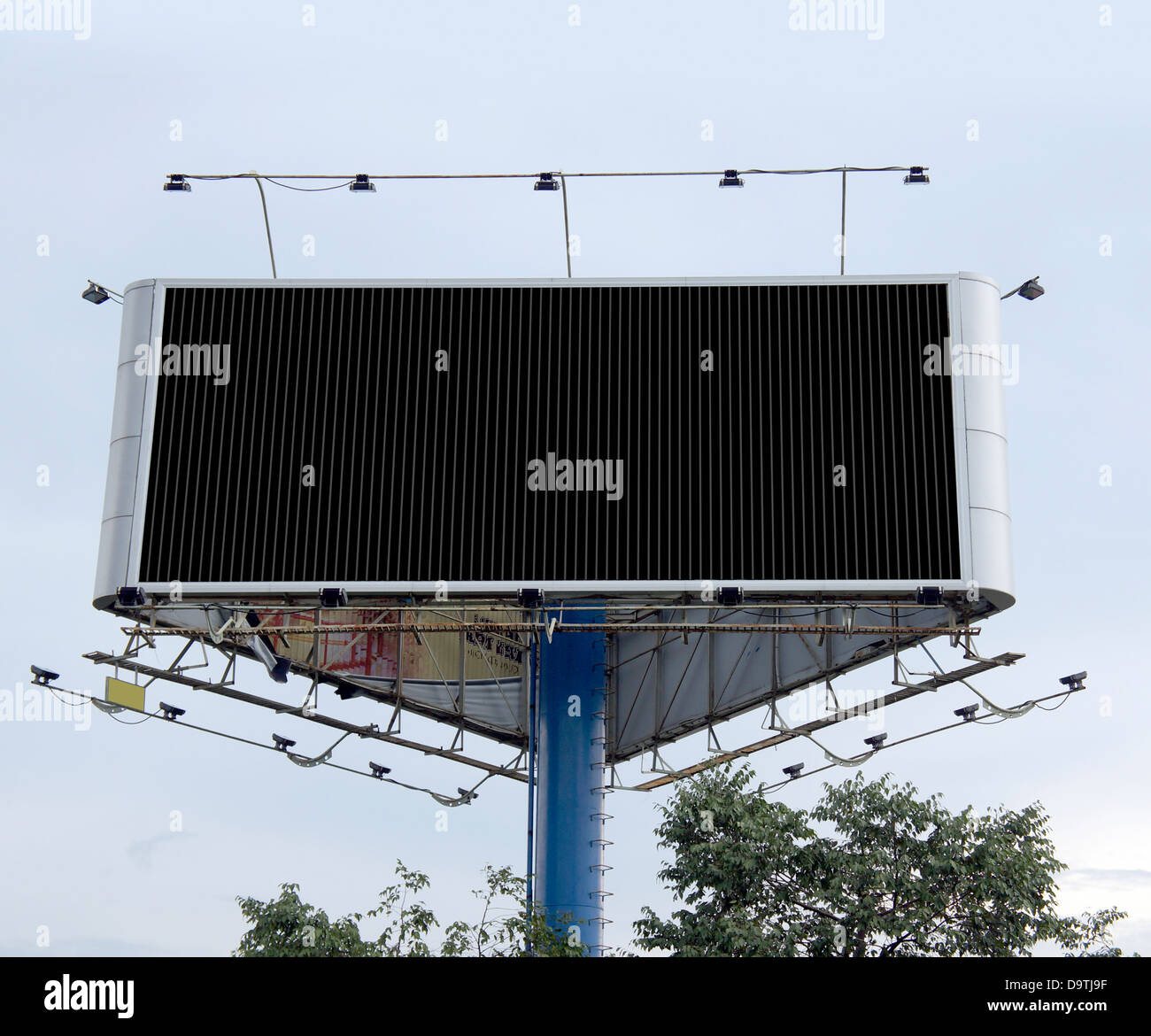 Leere Billboard auf blauen Himmelshintergrund. Stockfoto
