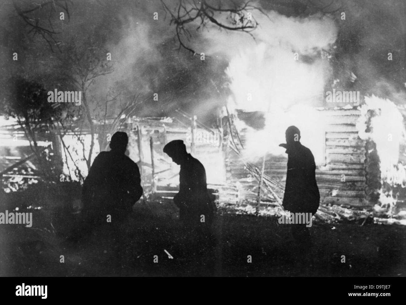 Die Nazi-Propaganda! Auf der Rückseite des Bildes steht: "Die Leuchttürme zeigen den Rückzug an - viele Dörfer und Gemeinden, die die fliehenden sowjetischen Horden in ihrem Vandalismus in Brand setzten." Bild von der Ostfront, 12. November 1941. Der Angriff des Deutschen Reiches auf die Sowjetunion wurde im Juli 1940 beschlossen und seit Dezember 1940 als "Operation Barbarossa" vorbereitet. Am 22. Juni 1941 begann die Invasion der deutschen Wehrmacht. Fotoarchiv für Zeitgeschichte Stockfoto