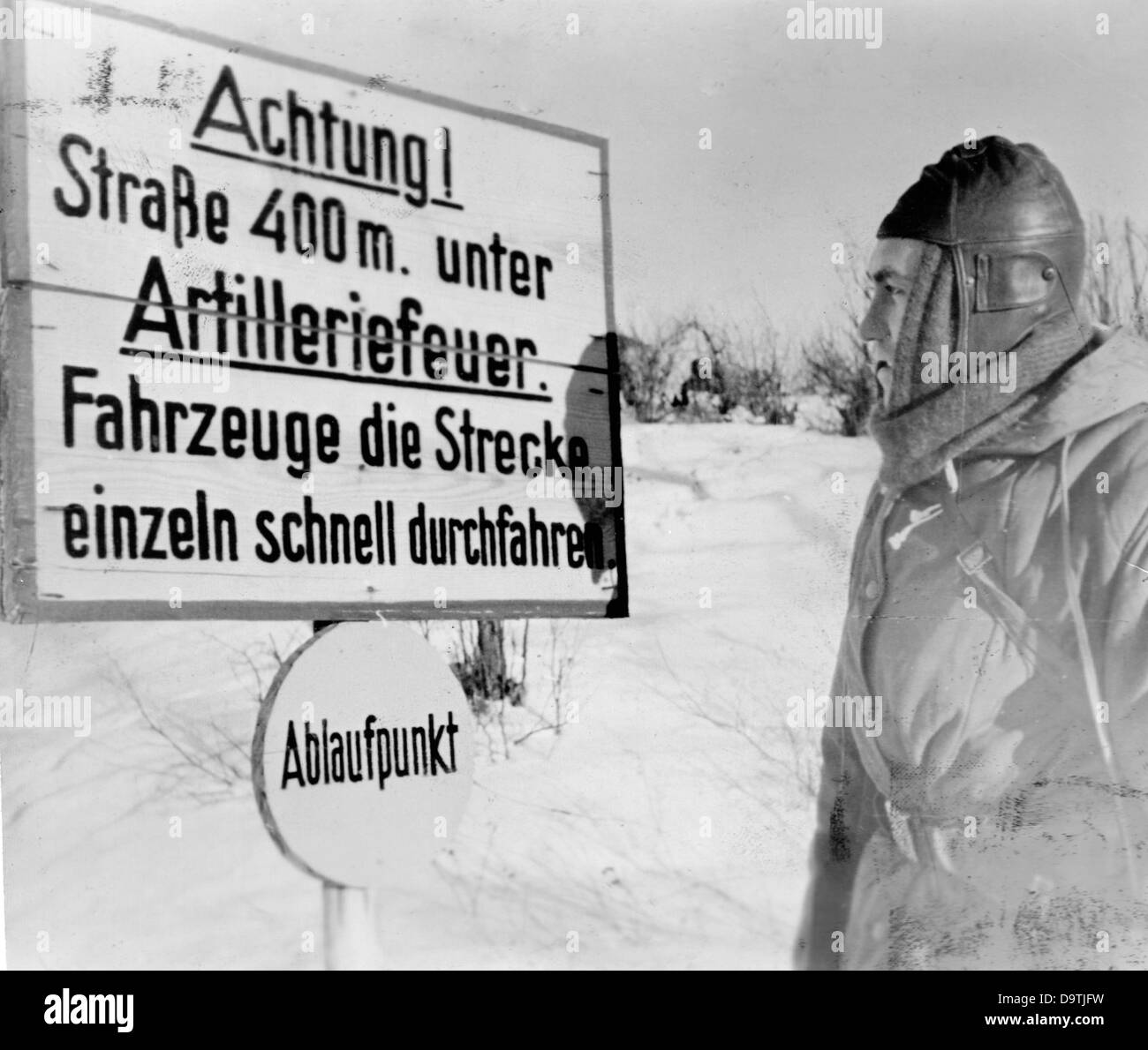 Die Nazi-Propaganda! Auf der Rückseite des Bildes steht: "Warnschild auf der Straße gleich vorne." ('Achtung! Straße 400 Meter unter Artilleriefeuer. Die Fahrzeuge fahren nacheinander und schnell durch.“) Bild von der Ostfront, 26. Februar 1943. Der Angriff des Deutschen Reiches auf die Sowjetunion wurde im Juli 1940 beschlossen und seit Dezember 1940 als "Operation Barbarossa" vorbereitet. Am 22. Juni 1941 begann die Invasion der Wehrmacht. Fotoarchiv für Zeitgeschichte Stockfoto