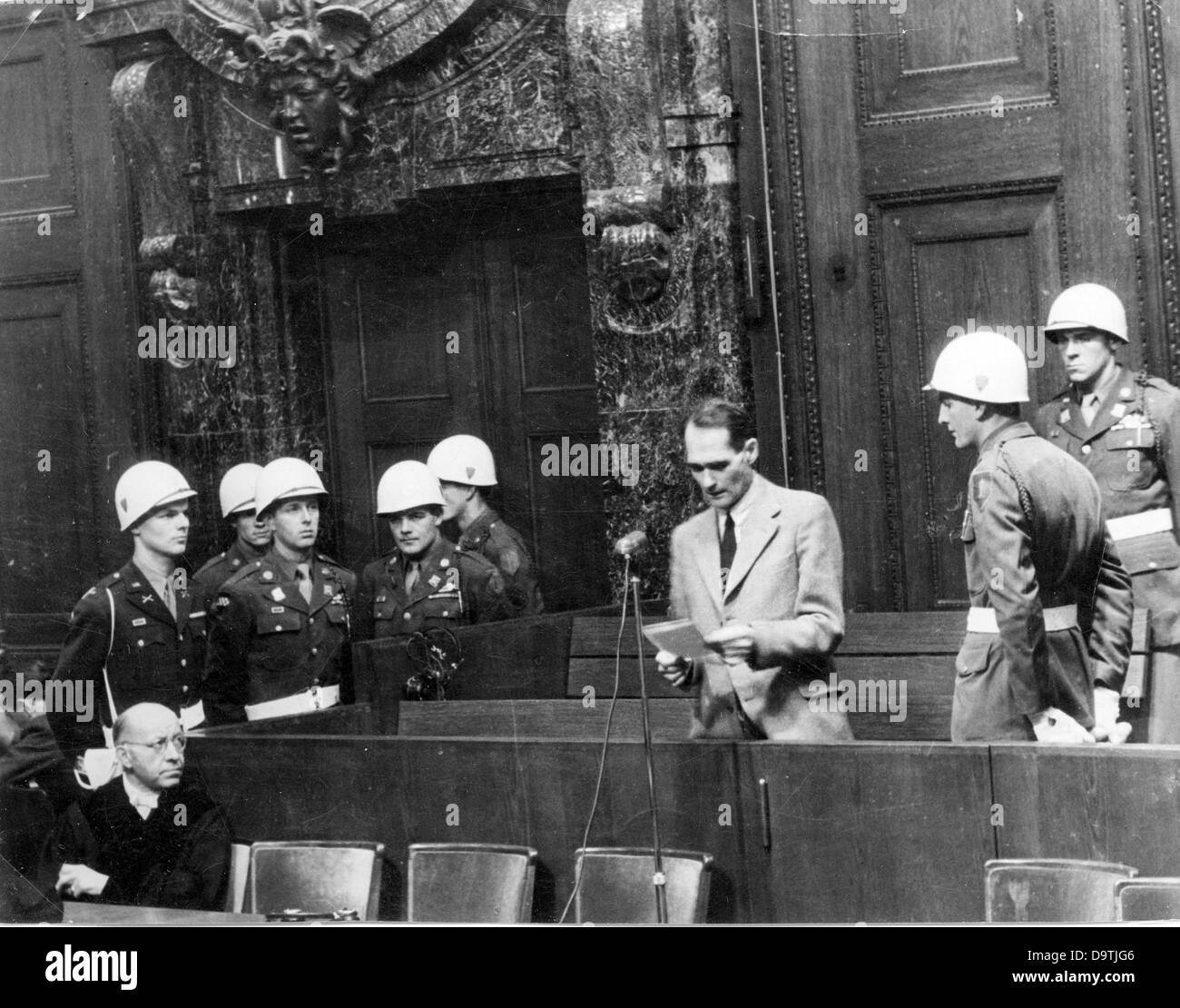 Rudolf Hess, einer der Hauptangeklagten als Kriegsverbrecher des NS-Regimes, liest laut einem Papier an der internationalen militärischen Gerichtshof in Nürnberg 1946.    Foto: Jewgeni Chaldei Stockfoto