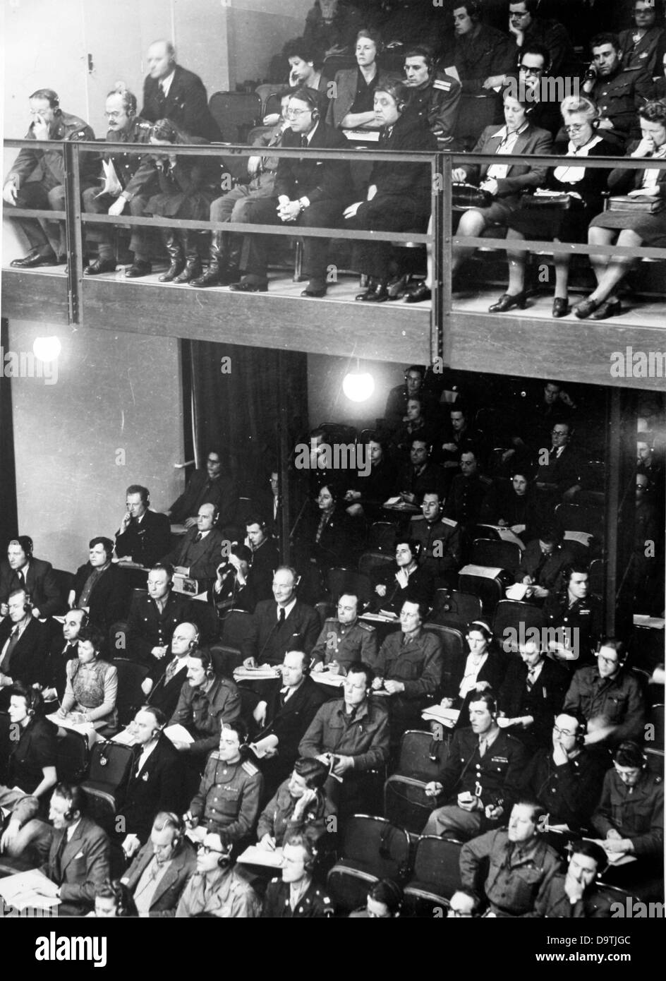 Gäste des International Military Tribunal (IMT) sind auf der Tribüne während der Nürnberger Prozesse gegen die wichtigsten Kriegsverbrecher des zweiten Weltkriegs in Nürnberg, 1946 abgebildet. Foto: Jewgeni Chaldei Stockfoto