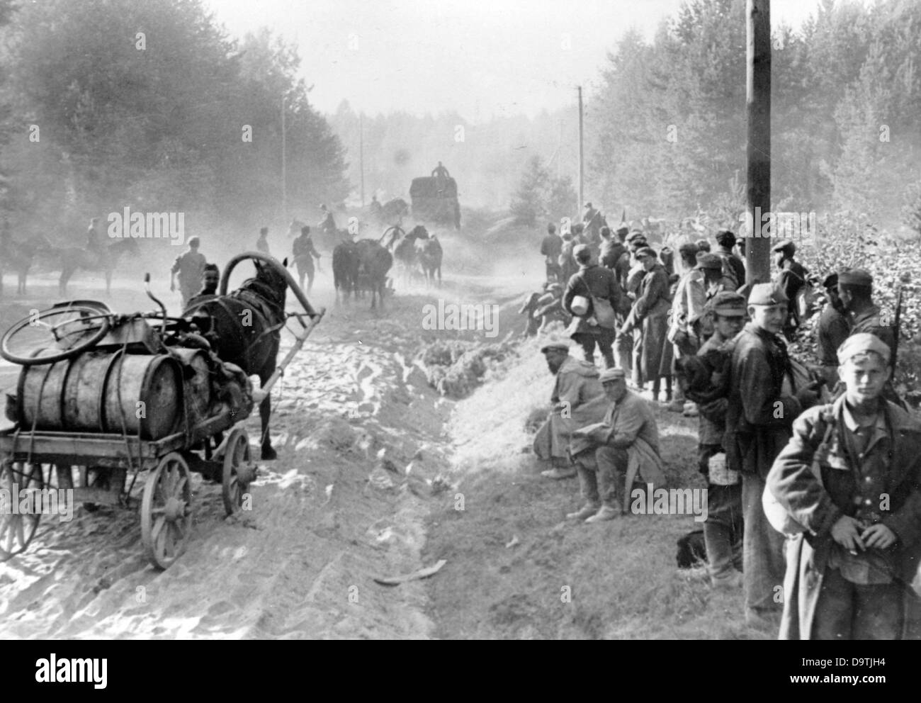 Die Nazi-Propaganda! Auf der Rückseite des Bildes steht: "Lange Säulen bewegen sich vorwärts auf den staubigen und viel frequentierten Straßen. Die Nachfrage nach Munition, Treibstoff und Vorräten ist an der Front hoch. Neben LKWs werden Pferdewagen eingesetzt, um die Versorgung sicherzustellen.“ Bild von der Ostfront, 2. September 1944. Der Angriff des Deutschen Reiches auf die Sowjetunion wurde im Juli 1940 beschlossen und seit Dezember 1940 als "Operation Barbarossa" vorbereitet. Am 22. Juni 1941 begann die Invasion der Wehrmacht. Fotoarchiv für Zeitgeschichte Stockfoto