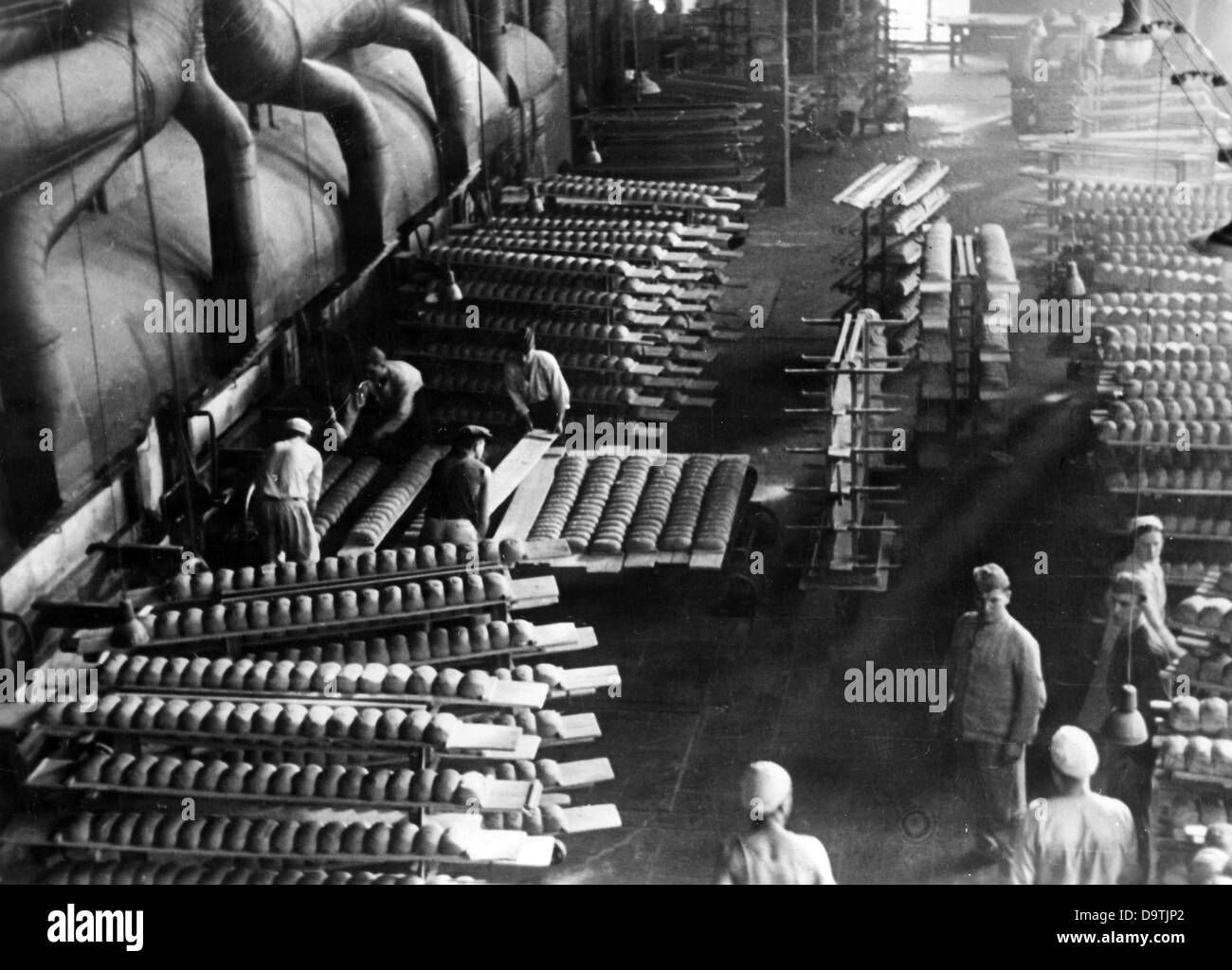Propagandatext des Berichts der Nationalsozialistin auf der Rückseite des Bildes: "Blick auf eine der riesigen Bäckereien an der Ostfront, wo täglich Tausende Brote für unsere Soldaten hergestellt werden". Motiv von der Ostfront am 26. März 1942. Der Angriff der deutschen Wehrmacht auf die Sowjetunion am 22. Juni 1941 wurde unter dem Decknamen "Operation Barbarossa" geführt. Fotoarchiv für Zeitgeschichte Stockfoto