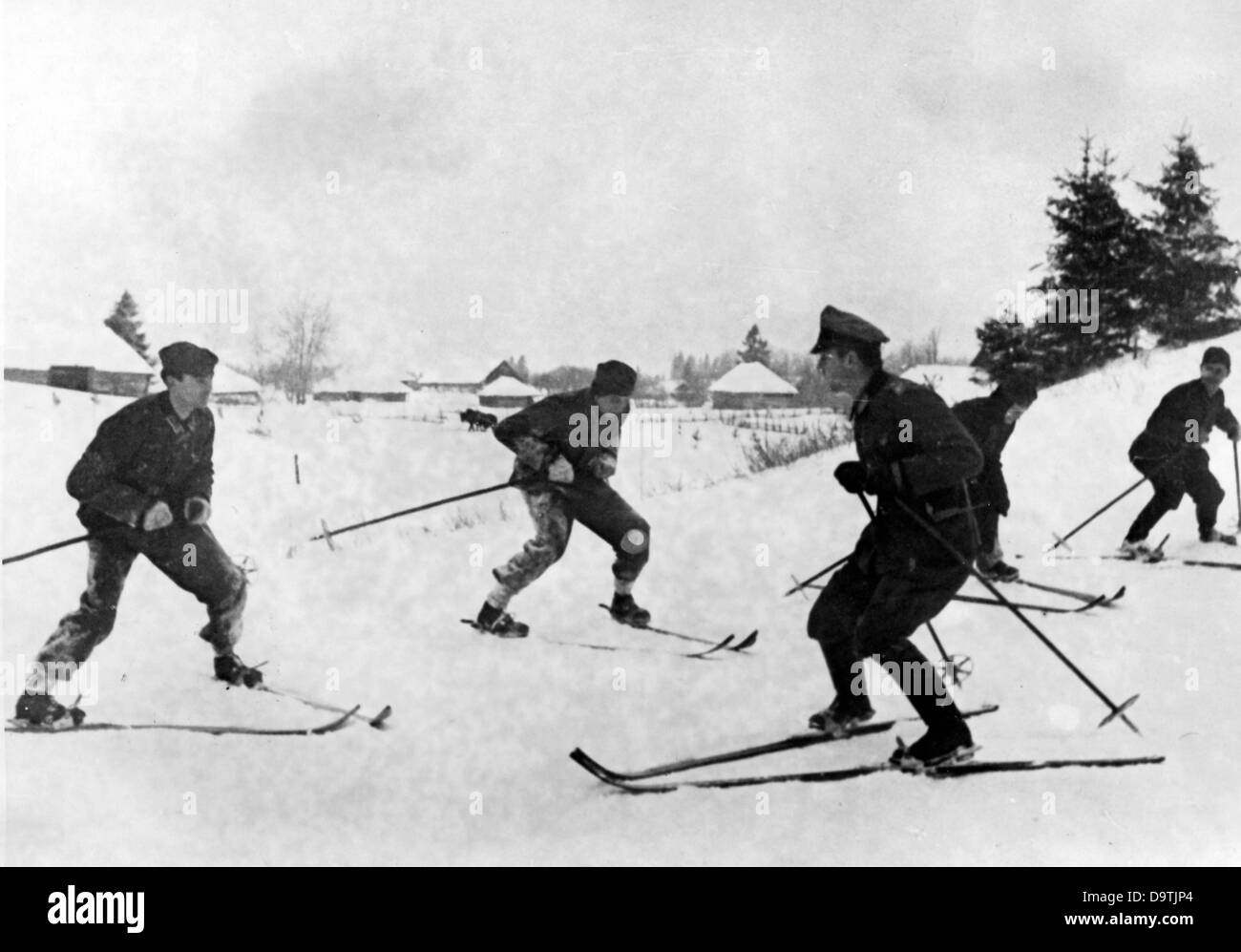 Propagandatext des nationalsozialistischen Berichts auf der Rückseite des Bildes: "An der Ostfront. Skiunterricht für Indikatoren eines Infanterie-Regiments. Motiv von der Ostfront am 13. Januar 1942. Der Angriff der deutschen Wehrmacht auf die Sowjetunion am 22. Juni 1941 wurde unter dem Decknamen "Operation Barbarossa" geführt. Fotoarchiv für Zeitgeschichte Stockfoto