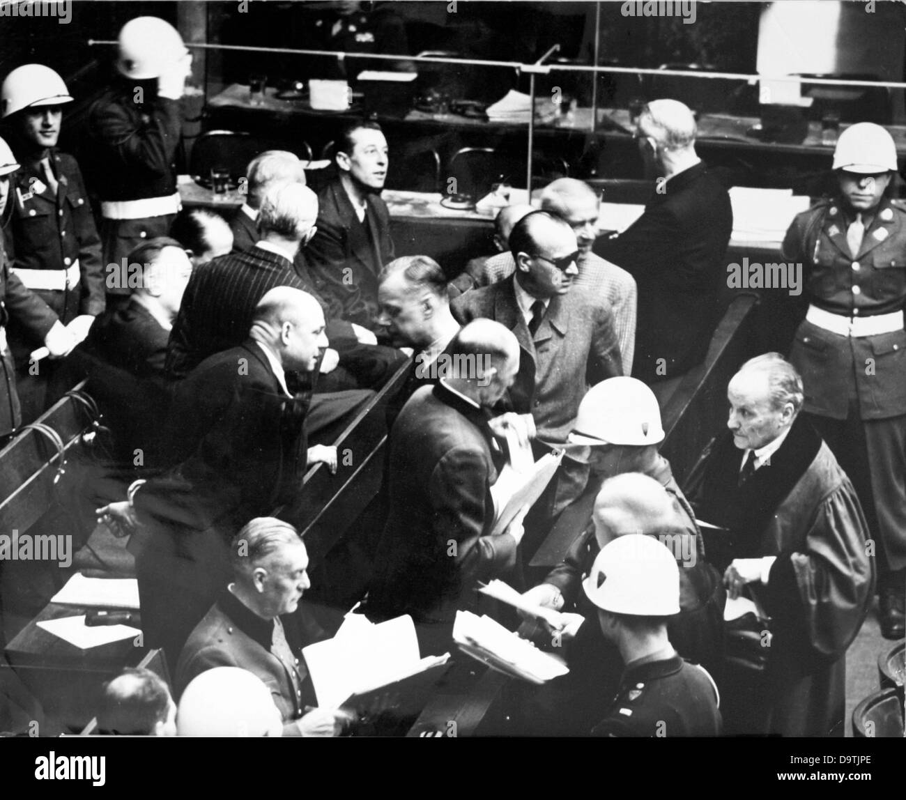 Militärpolizei sind um die Bank die ersten Angeklagten im Nürnberger Prozess im Kontext des Internationalen Militärgerichtshofs gegen die großen Kriegsverbrecher des zweiten Weltkriegs in Nürnberg, 1946 abgebildet. Foto: Jewgeni Chaldei Stockfoto