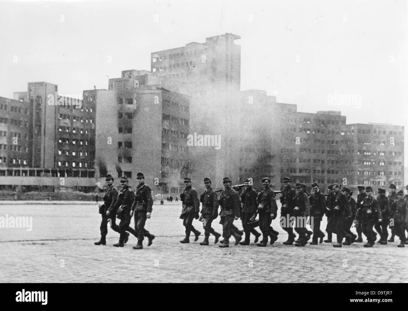 Die Nazi-Propaganda! Auf der Rückseite des Bildes steht: "Soldaten der deutschen Berginfanterie marschieren über den Dzerzhinsky-Platz in Charkiv." Bild von der Ostfront/Ukraine, 6. November 1941. Der Angriff des Deutschen Reiches auf die Sowjetunion wurde im Juli 1940 beschlossen und seit Dezember 1940 als "Operation Barbarossa" vorbereitet. Am 22. Juni 1941 begann die Invasion der Wehrmacht. Fotoarchiv für Zeitgeschichte Stockfoto