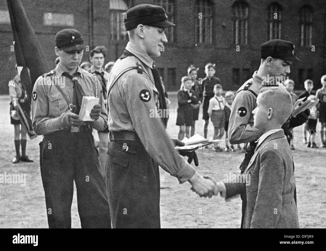 Ein zehnjähriger Junge wird am 19. April 1943 in Berlin zur Deutschen Jugend, der Jugendorganisation der Hitlerjugend (DJ) für 10- bis 14-jährige Jungen, zugelassen. Fotoarchiv für Zeitgeschichte Stockfoto