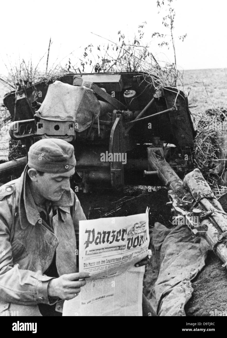 Die Nazi-Propaganda! Auf der Rückseite des Bildes steht: "Die Titelzeitung in der Frontlinie. Während einer Kampfpause liest ein Soldat der Panzerabwehrarmee die "Panzervorausfahrt", die Titelzeitung der Panzerarmee. Bild der Ostfront, veröffentlicht am 12. Juni 1942. Fotoarchiv für Zeitgeschichte Stockfoto