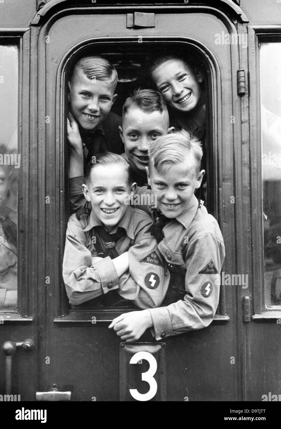 Jungs in der Uniform der Deutschen Jugend fahren im Juni 1938 mit einem Zug der Deutschen Reichsbahn in ein Sommerlager. Fotoarchiv für Zeitgeschichte Stockfoto