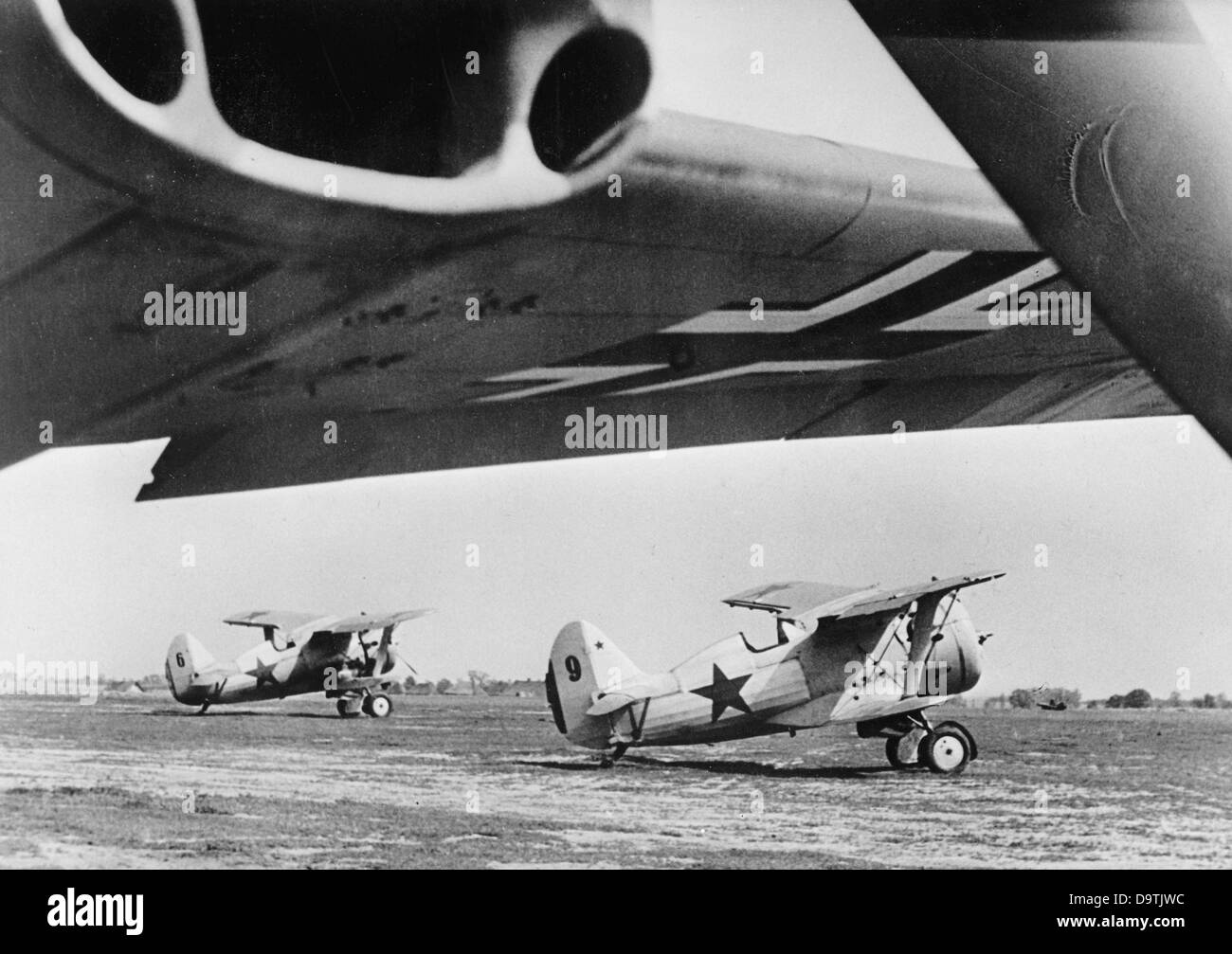 Die Nazi-Propaganda! Auf der Rückseite des Bildes steht: "Zwei sowjetische Kampfflugzeuge sind auf einem Flugplatz in unsere Fänge gefallen. Sie wagten es nicht mehr, sich zu erheben. Unsere Überlegenheit wurde vom ersten Tag an bewiesen.“ Bild der Ostfront, veröffentlicht am 9. Juli 1941. Der Angriff des Deutschen Reiches auf die Sowjetunion wurde im Juli 1940 beschlossen und seit Dezember 1940 als "Operation Barbarossa" vorbereitet. Am 22. Juni 1941 begann die Invasion der Wehrmacht. Fotoarchiv für Zeitgeschichte Stockfoto