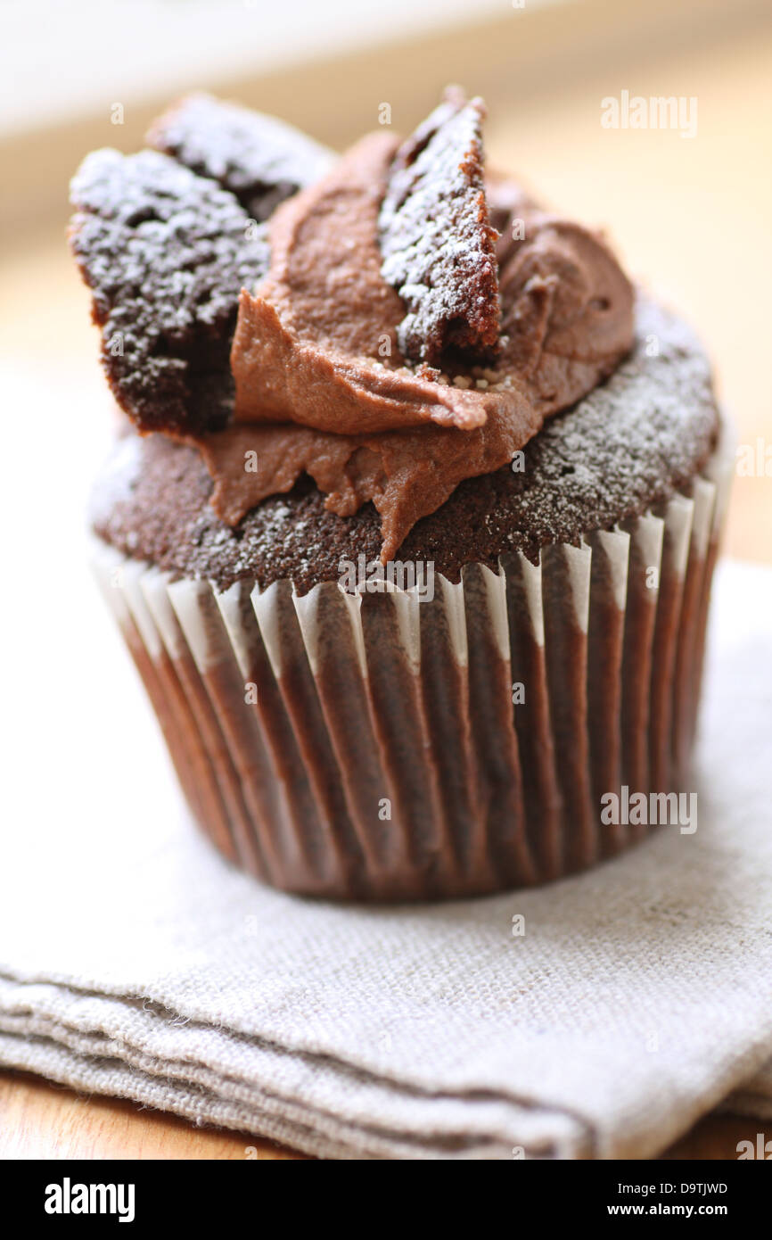 Cupcake Schokolade Schmetterling, mit Puderzucker bestäubt Stockfoto