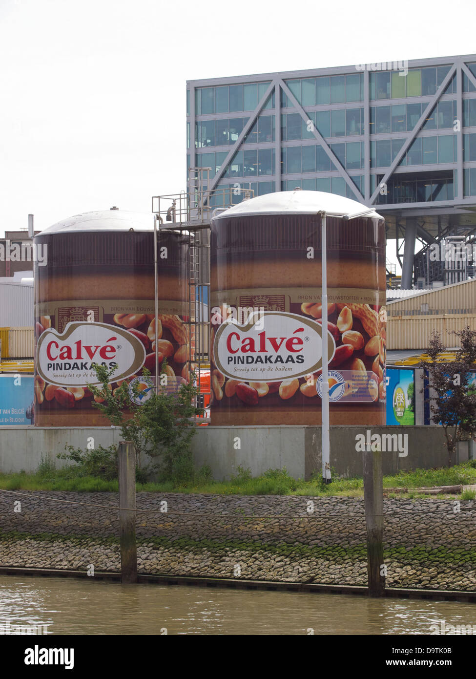 zwei Silos getarnt als Kalben Erdnussbutter Gläser in der Unilever-Büro in Rotterdam, Niederlande Stockfoto