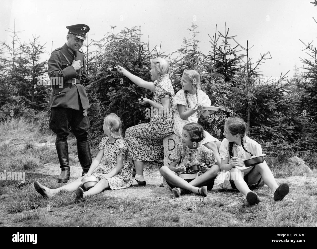 Mädchen der Deutschen Mädchenliga bieten im Juli 1937 an der sächsischen Grenze zur Tschechischen Republik einem Grenzschutzbeamten einen Fuß an. Fotoarchiv für Zeitgeschichte Stockfoto