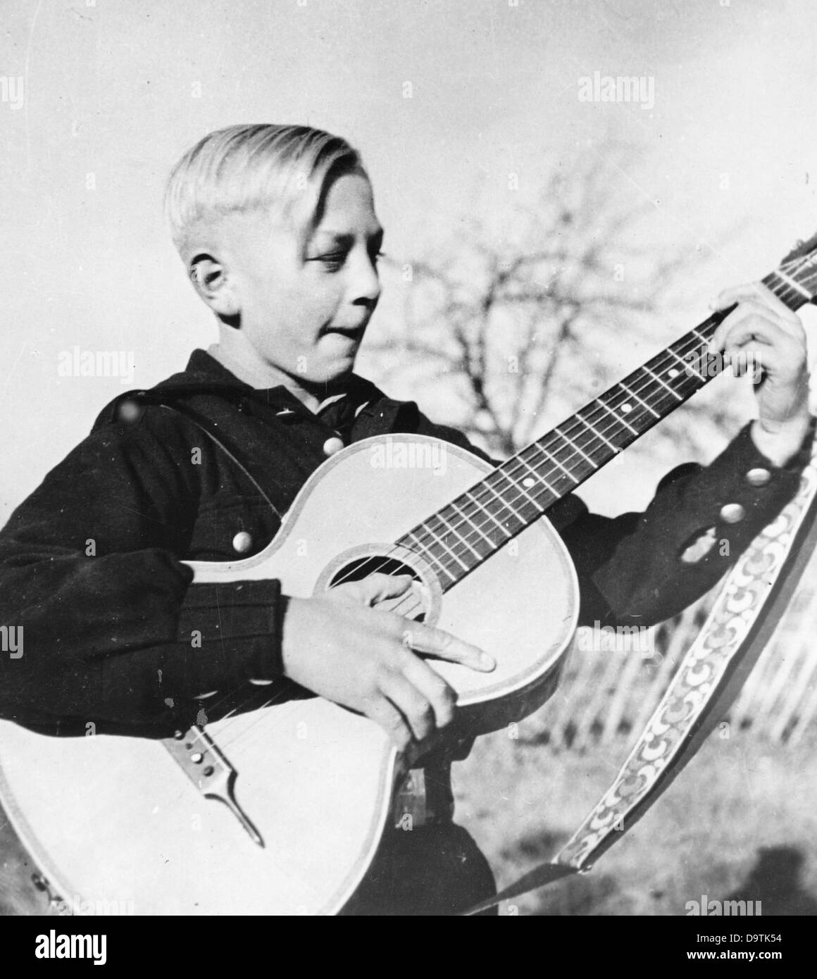 Ein Junge der Deutschen Jugend spielt im August 1941 Gitarre. Fotoarchiv für Zeitgeschichte Stockfoto