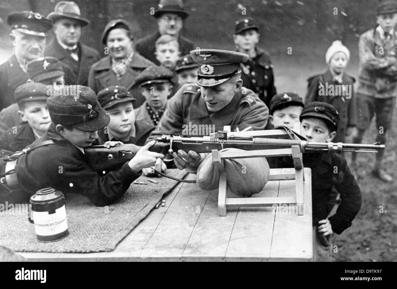 Hitlerjugendjungen der Deutschen Jugend während der Schussübung unter der Aufsicht eines Mitglieds der deutschen Wehrmacht. Datum und Ort unbekannt. Fotoarchiv für Zeitgeschichte Stockfoto