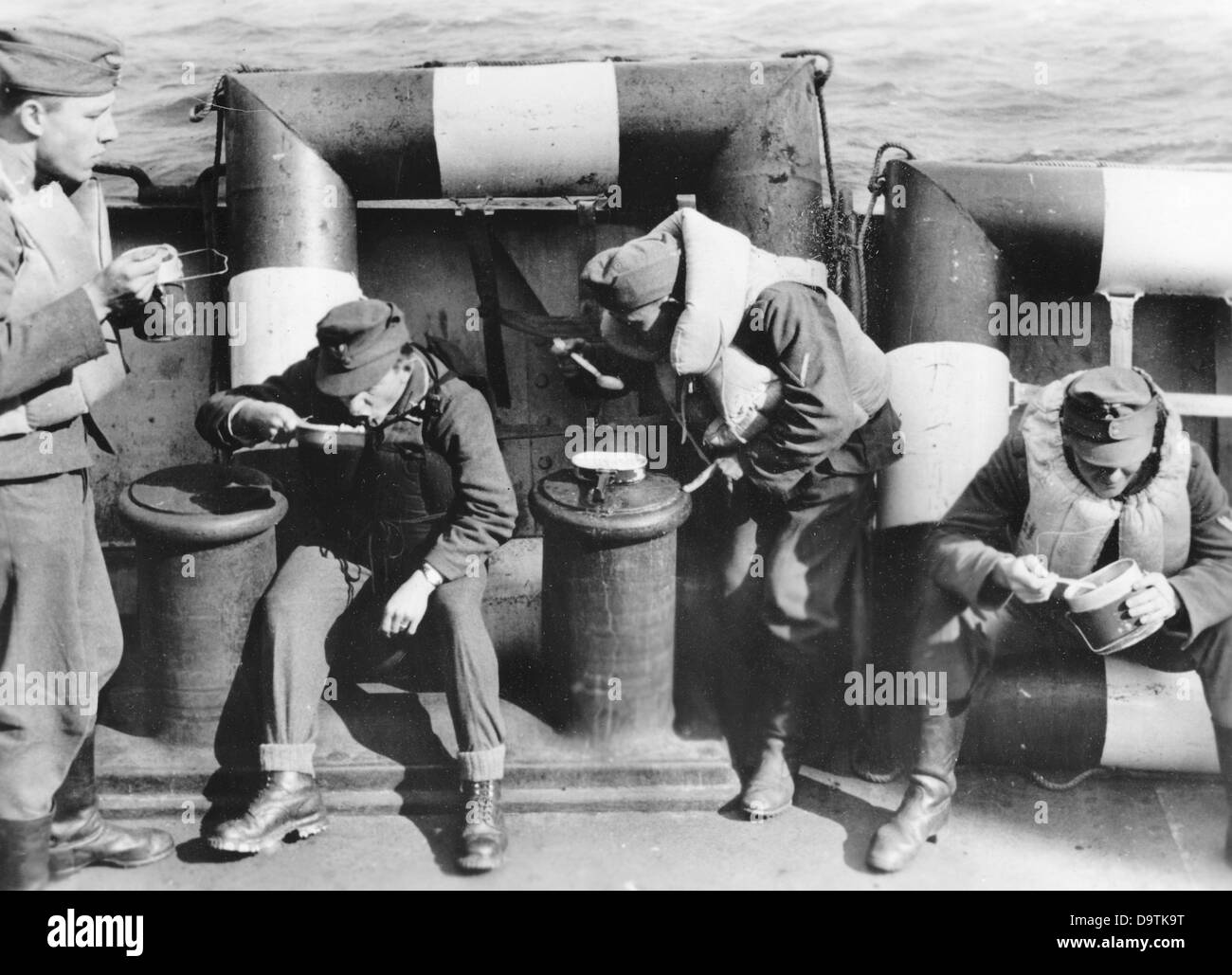 Soldaten der deutschen Wehrmacht sind auf dem Abschied von der Front in Nordnorwegen abgebildet. Ort unbekannt. Die Nazi-Propaganda! Auf der Rückseite des Bildes steht: "Auf dem Weg nach Hause. Unter der Aufsicht der Kriegsmarine fahren deutsche Transportschiffe von Nordnorwegen in den Süden. Sie bringen Urlauber und Kommandeure mit an Bord. - Die Verteilung der Nahrung fand gerade statt. Das Essen aus der Schiffsküche scheint lecker zu sein." Fotoarchiv für Zeitgeschichte Stockfoto