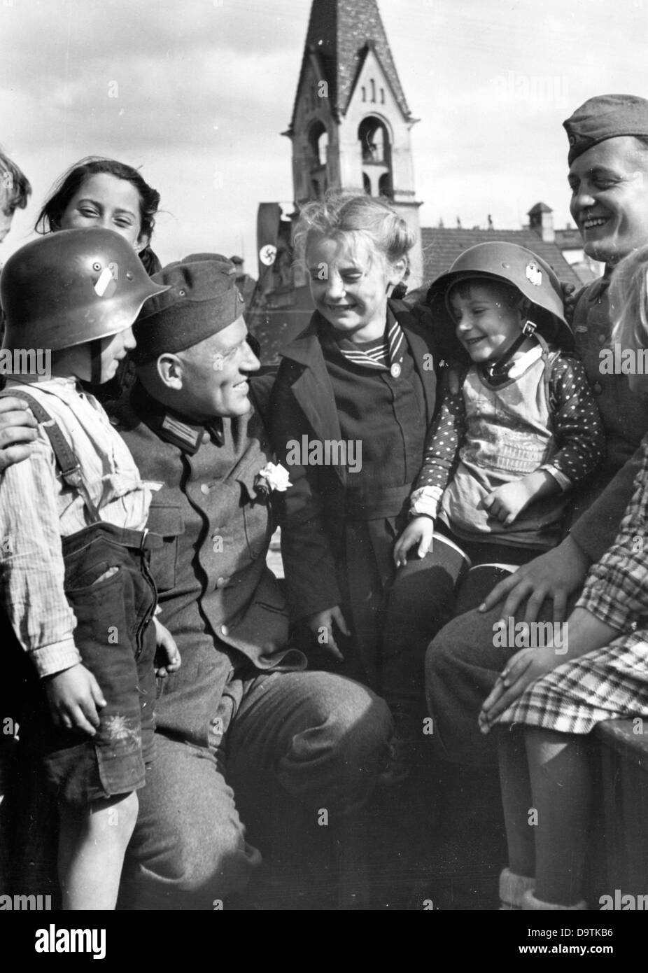 Besetzung tschechoslowakischer Territorien (hier Sokolovin Czechia) durch die deutsche Wehrmacht nach dem Münchner Abkommen vom 30. September 1938. Der nationalsozialistische Propagandatext vom 6. Oktober 1938: "In the Liberated Sudetenland. Die Jugend von Falkenau hat sich bereits mit den Soldaten angefreundet." Fotoarchiv für Zeitgeschichte Stockfoto Besetzung tschechoslowakischer Territorien (hier Sokolovin Czechia) durch die deutsche Wehrmacht nach dem Münchner Abkommen vom 30. September 1938. Der nationalsozialistische Propagandatext vom 6. Oktober 1938: "In the Liberated Sudetenland. Die Jugend von Falkenau hat sich bereits mit den Soldaten angefreundet." Fotoarchiv für Zeitgeschichte Stockfoto