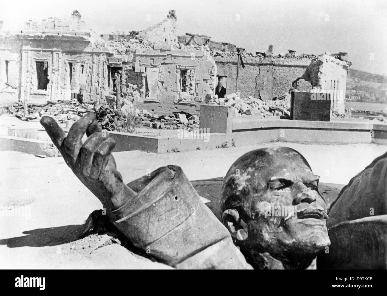 Разрушенные памятники культуры. Руины Севастополя 1942. Разрушенный Севастополь 1942. Sewastopol 1942.