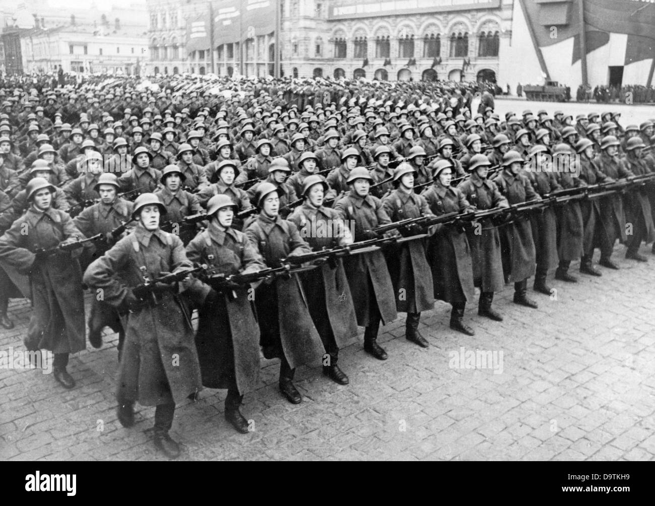 Blick auf eine Parade der Roten Armee auf dem Roten Platz in Moskau in die Sowjetunion. Datum unbekannt. Der NS-Propaganda! auf der Rückseite des Theiamge ist vom 19 Februar 1943: "die sowjetische Armee - 25 Jahre ein militärisches Instrument der Weltrevolution. Am 23. Februar 25 Jahre vergangen, seit der Jude Trotzki-Bronstein die Aufgabe, eine Armee von der Terrororganisation "Rote Garde" zugewiesen wurde. Seit ihrer Gründung, änderte sich nichts an der Absicht des Habens einer sowjetischen Armee für die Weltrevolution, gegen welche die Sowjets Assert steht. Nicht nur Lenins und Stalins Bemerkungen beweisen, dass aber auch die Ne Stockfoto