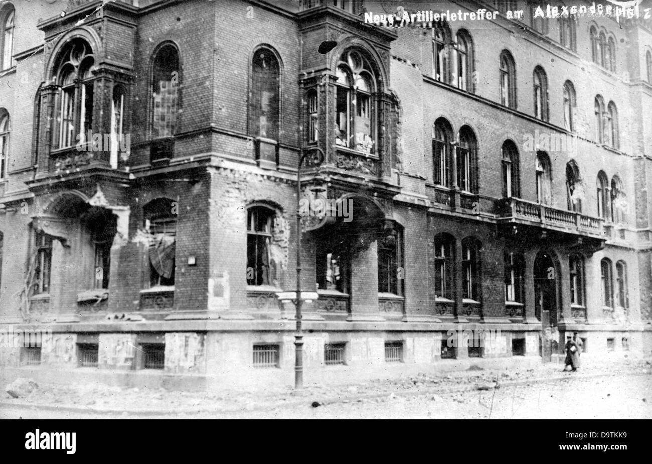 Deutsche Revolution 1918/1919: Das teilweise zerstörte Polizeihauptquartier in der Alexanderstraße am Alexanderplatz in Berlin während der Straßenkämpfe Anfang Januar 1919. Fotoarchiv für Zeitgeschichte Stockfoto