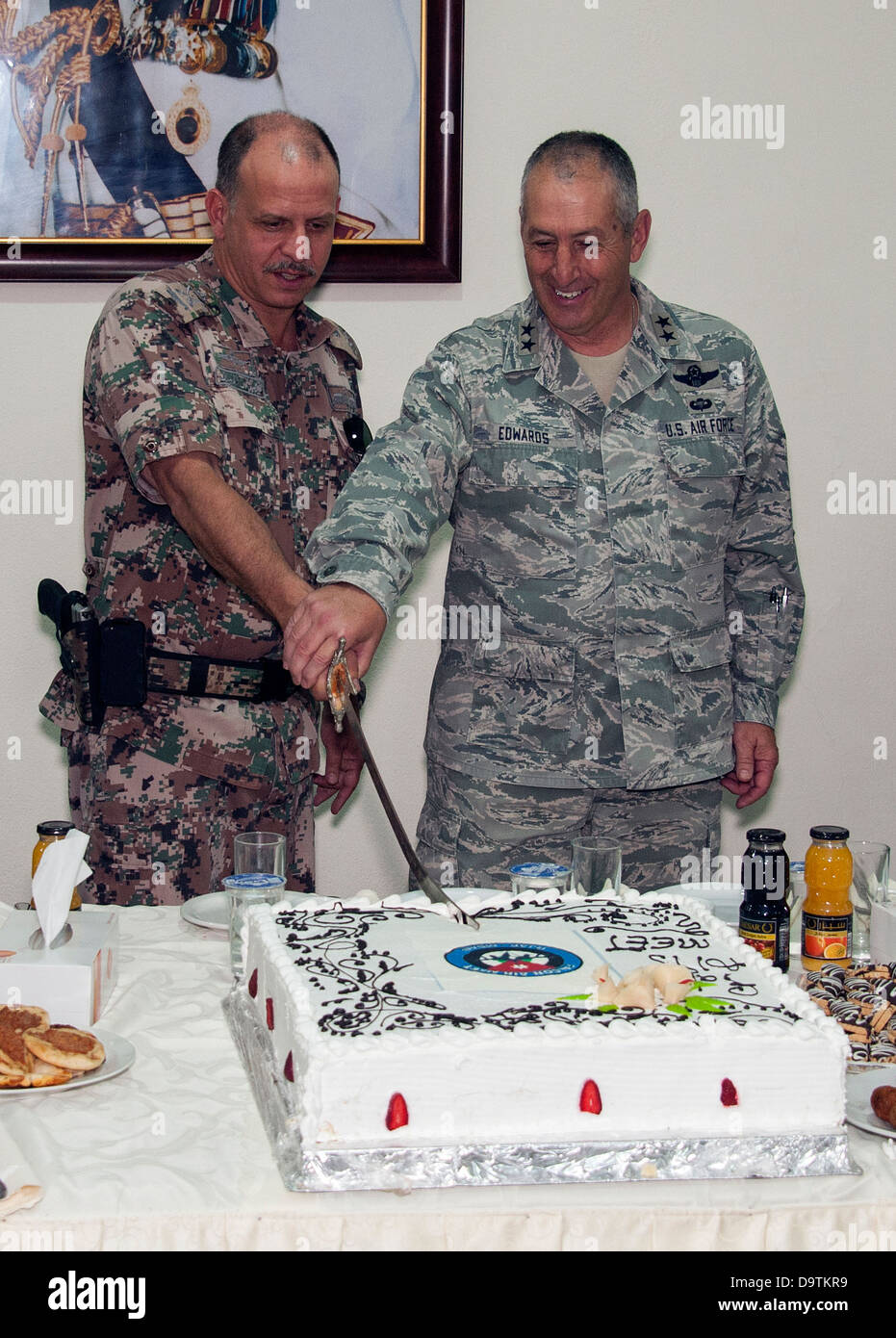 HRH Prinz Ali bin Al Hussein von Jordanien (links) und Major General H. Michael Edwards, Generaladjutant der Colorado National Guard, schneiden Sie den Kuchen feierlich bei der Eröffnungsfeier eines Ereignisses Eager Lion an einem Trainingslager in Nordjordanien. EA Stockfoto