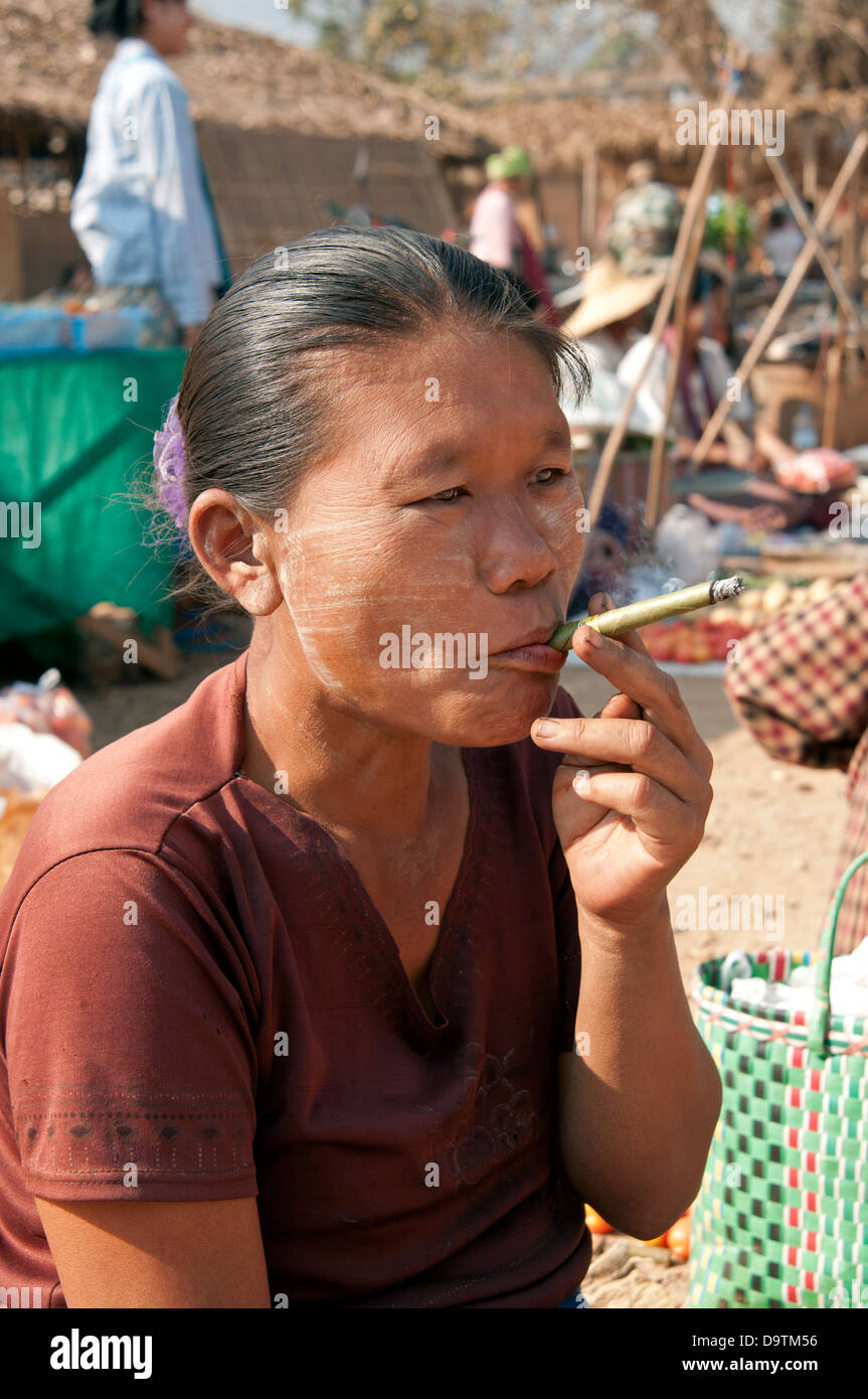 Burmesische Frau raucht eine grüne Cheroot in einem Markt, Myanmar (Burma) Stockfoto