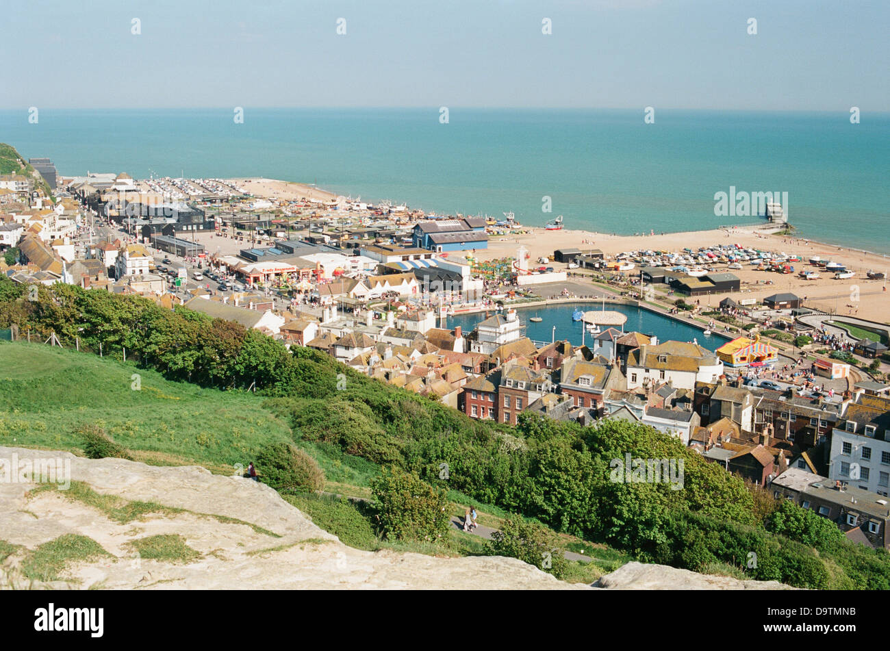 Die Strandpromenade und das Stade in Hastings Old Town, East Sussex, South East England, von West Hill aus gesehen Stockfoto