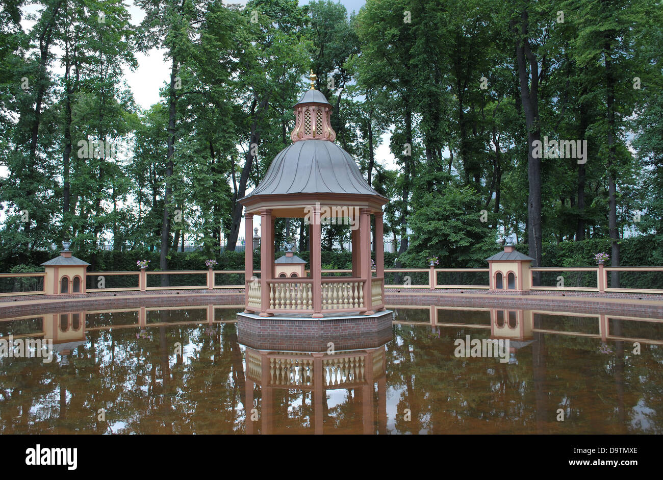 Pergola und Teich, das Innere der Sommergarten in SanktPetersburg